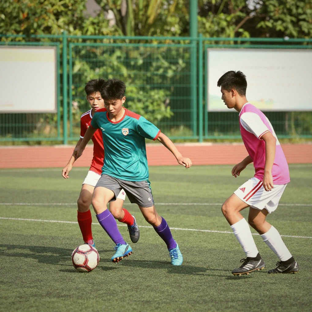 স্ক্রলিংয়ের ফাঁদ: সোশ্যাল মিডিয়া কীভাবে ফুটবল অ্যাকাডেমির তরুণ মস্তিষ্ককে ভেঙে দিচ্ছে